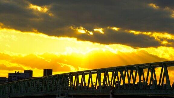 桥上的景色和阳光下的天空