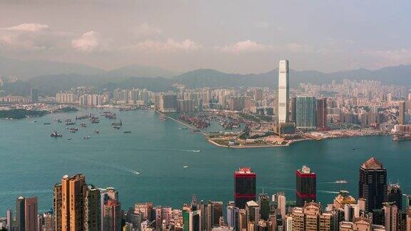 时间流逝的香港城市与蓝天和云从中国香港的维多利亚山看香港摩天大楼