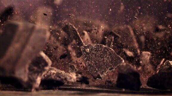 巧克力碎片掉落并在空中旋转拍摄是1000帧秒的慢动作