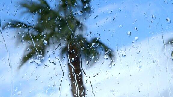 雨滴落在汽车的侧窗上