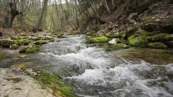 山林间河流惊人的自然景观暴风雨的电流