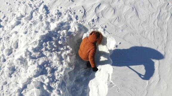 暴风雪过后冬天人们在院子里铲雪