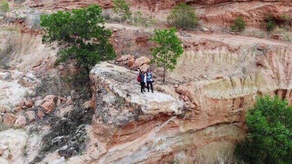 快乐家庭旅行山岩无人机拍摄俯视图