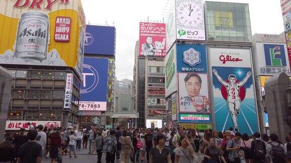 4K步行视角人们在日本大阪道顿堀行走