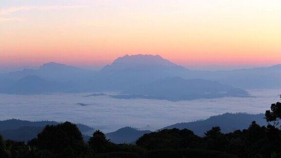 延时4k云雾缭绕的清晨山景淮南大庆国家公园自然景观