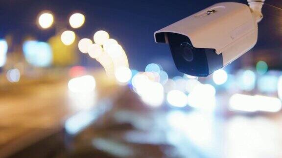 闭路电视监控摄像头在夜间交通道路上运行背景模糊