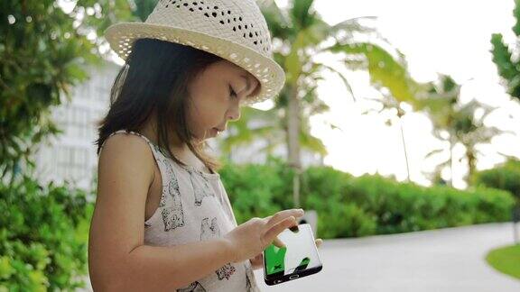 小女孩在玩智能手机