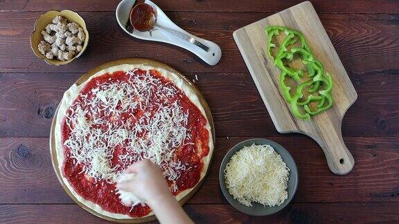 把马苏里拉奶酪放在披萨上的镜头