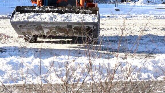 小型挖掘机在街上清理积雪