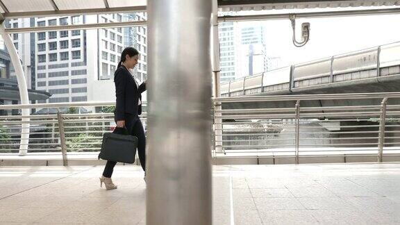 女商人用手机触摸屏上下班