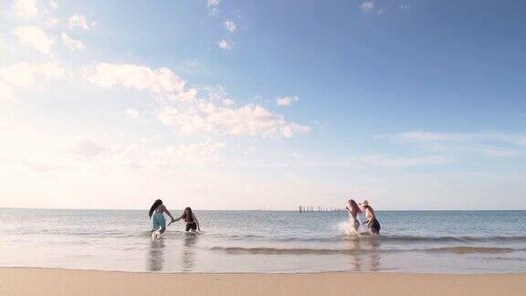 一家人在海滩上玩飞盘