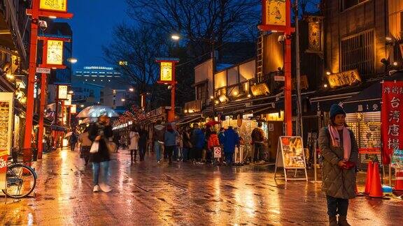 4K延时镜头:在日本东京浅草浅草寺附近的仲见世市场人群拥挤游客购物