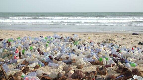 被塑料瓶污染的海滩
