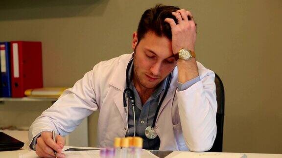 疲惫的年轻医生工作与压力