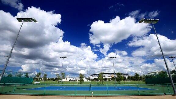 室外空网球场与蓝天和云的延时