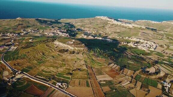 马耳他-地中海旅游目的地-圣劳伦斯在戈佐岛蔚蓝的窗户废墟