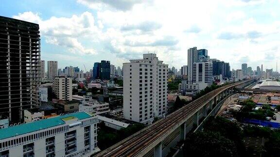 曼谷周围泰国村庄的屋顶无人机鸟瞰图