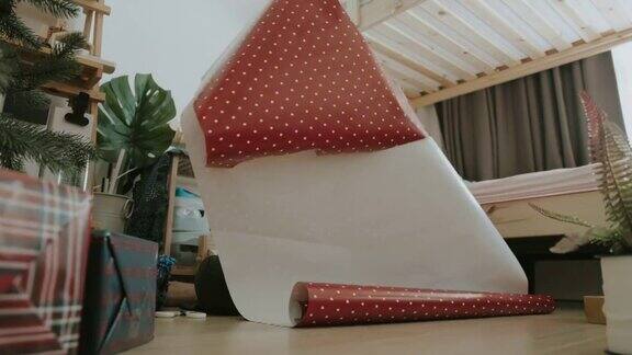东南亚奶奶用包装纸制作圣诞礼物库存视频