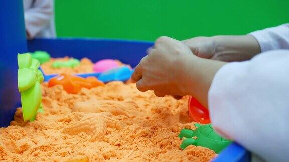 人的手玩人造沙