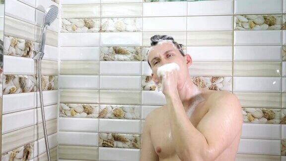 肌肉男在洗澡