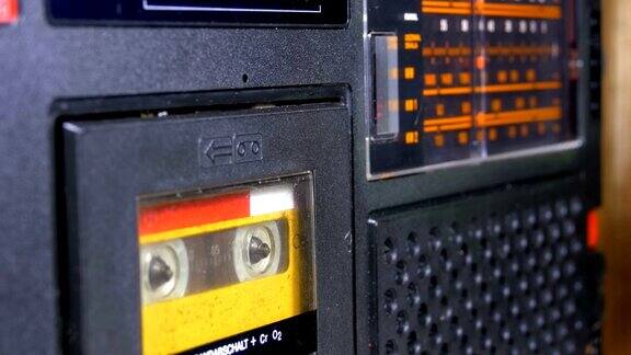 老式磁带录音机中的老式黄色磁带旋转