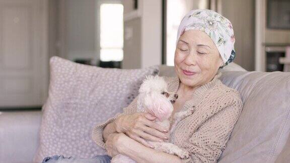 老年亚洲妇女与癌症在家