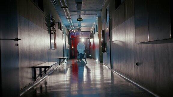 一名男医生带着一个坐轮椅的病人跑过医院走廊