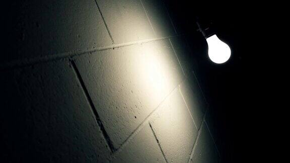 挂在墙上的灯泡