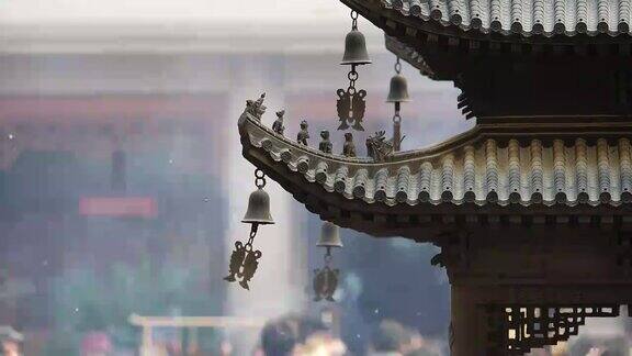 上海静安寺建筑屋檐上的神仙和野兽御黄屋顶装饰屋檐下的风铃随风摇摆高速录像慢镜头
