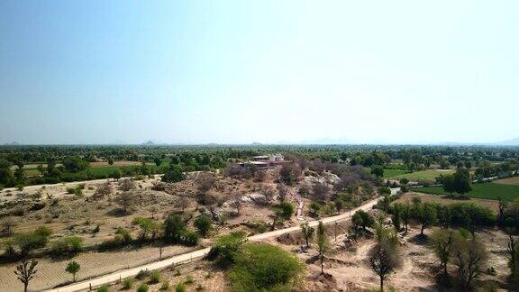 鸟瞰印度拉贾斯坦邦沙漠中部的村庄