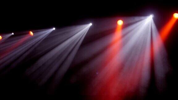 多色舞台灯光音乐会上的灯光秀灯光和烟雾表演