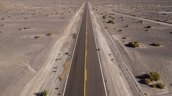 航拍内华达州一条没有汽车的偏远沙漠公路