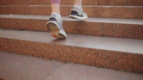 运动的女人穿着舒适的运动鞋跑上楼职业运动员
