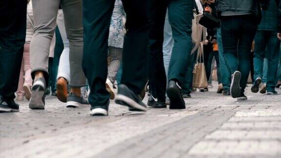 人群的腿在街上慢镜头行走