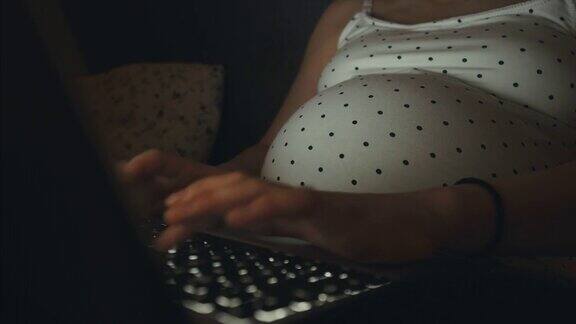 孕妇使用笔记本电脑工作