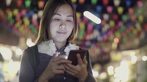 女人晚上用智能手机发短信