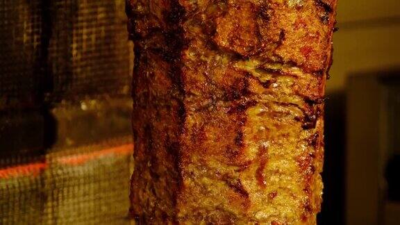 传统土耳其烤肉串或金属烤肉串