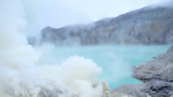 印度尼西亚伊真火山的硫磺矿工山