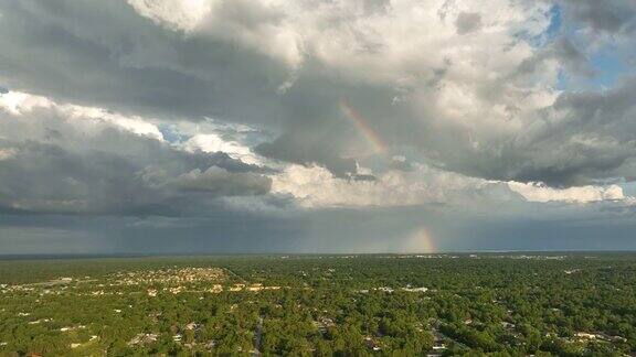 大雷暴掠过之前天空上形成了五彩缤纷的彩虹