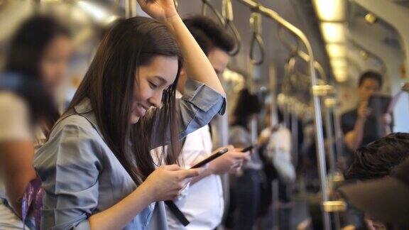 在火车上用手机的女人