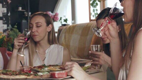 女友们午餐吃披萨的时候喝红酒庆祝