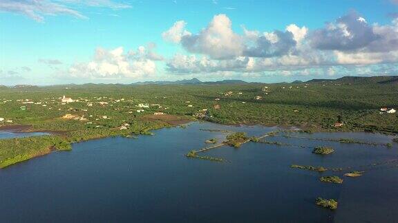 鸟瞰图以上库拉索岛的风景加勒比与海洋海岸山丘湖泊