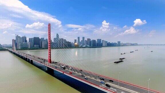 江桥和蓝天下现代城市的城市景观