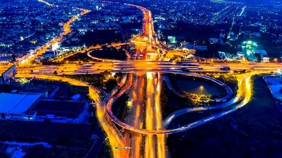夜间城市景观和高速公路交通的延时鸟瞰图4k
