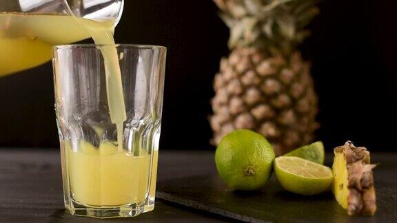 Tepache是一种发酵的柠檬水由菠萝制成