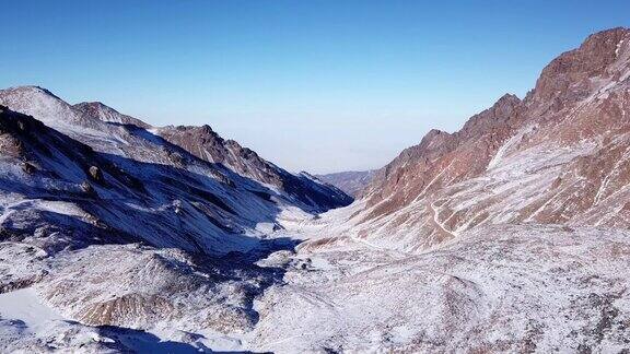 覆盖着雪的高高的岩石图约克苏冰川