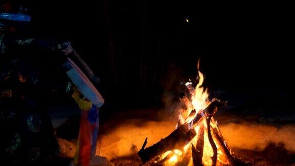 萨满坐在火堆旁举行魔法仪式