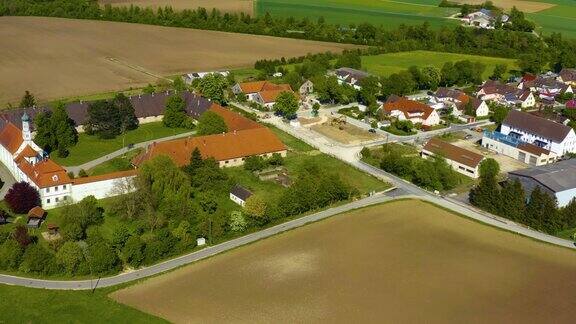鸟瞰图的村庄和修道院Bergstetten在德国