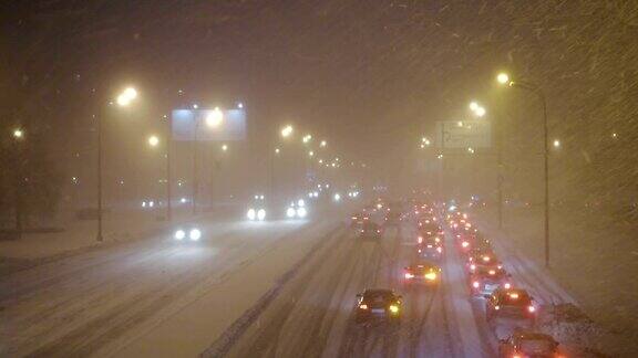 暴风雪期间公路上的汽车