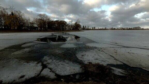 春天在湖面上破冰时光流逝